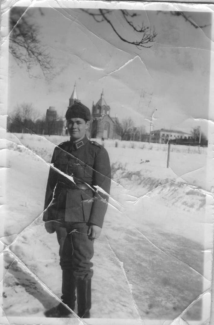 sotavaessa Armeijan sotamies lomilla kuva Photoshop-harjoitukseen.